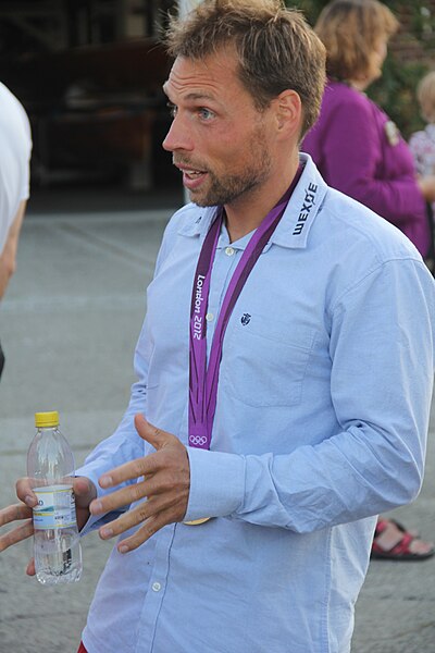 File:RasmusQuistExplaining2012race.jpg