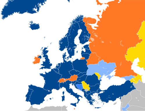 Mapa de Europa con países en azul, cian, naranja y amarillo basado en su afiliación a la OTAN..