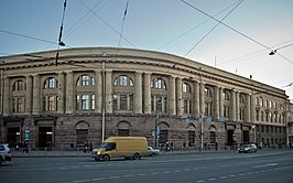 Het kantoorgebouw van de metro van Sint-Petersburg met op de begane grond de toegangen tot het metrostation