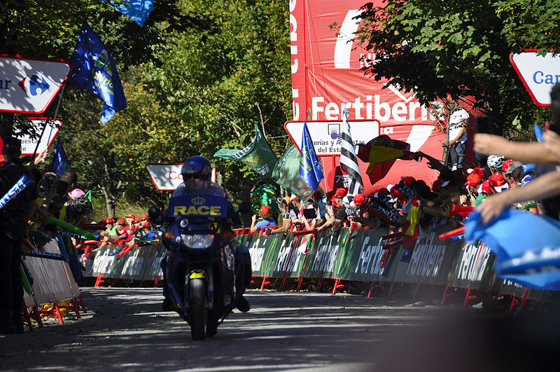 File:Moto de apoyo en la Vuelta.jpg