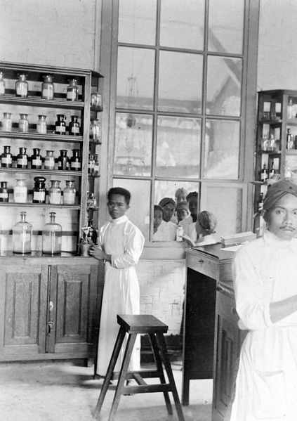 File:COLLECTIE TROPENMUSEUM Apotheek van het zendingshospitaal Pitoeloengan (Salatiga-zending) in het district Semarang Midden-Java TMnr 10000796.jpg