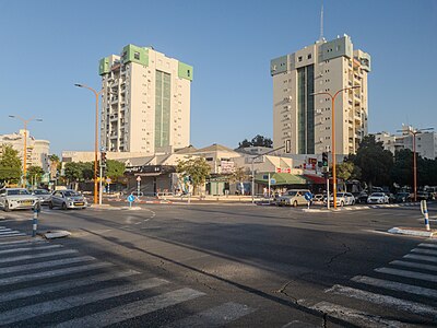 מרכז מסחרי ורפואי "סנטר פארק" (בית הרופאים), וצומת יהודה הלוי–משה אבן עזרא המרכזית ברובע