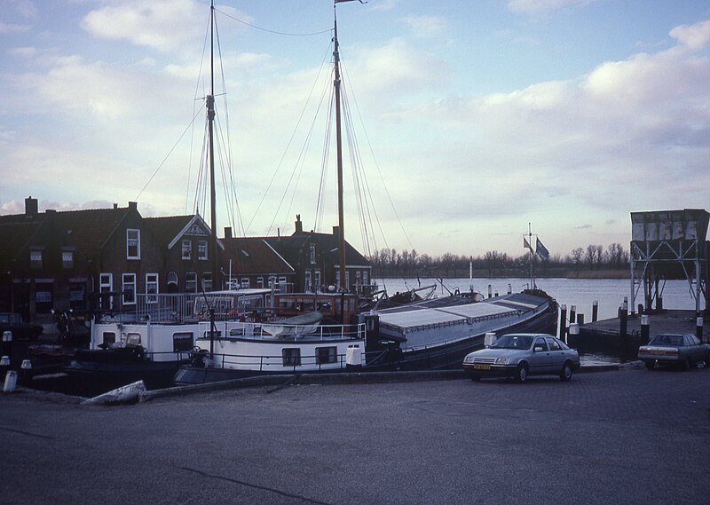 File:Kleine haven in Puttershoek in 1988 2.jpg