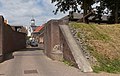 Woudrichem, vue dans la chausée de Vissersdijk avec la porte, le canon et l'église (de Rooms Katholieke Kerk van Johannes Nepomuk)