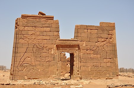 Frontpylon des Löwentempels mit König Natakamani und Kandake Amanitore, die ihre Feinde unterwerfen. Die Königin hält ein Schwert, der König eine Axt.