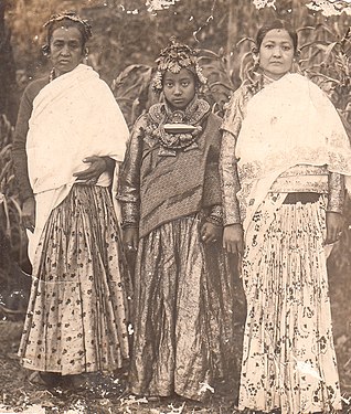 Panganten Newar diapit wanita loro ing taun 1941.