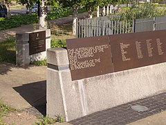 Première plaque du mémorial du village olympique.