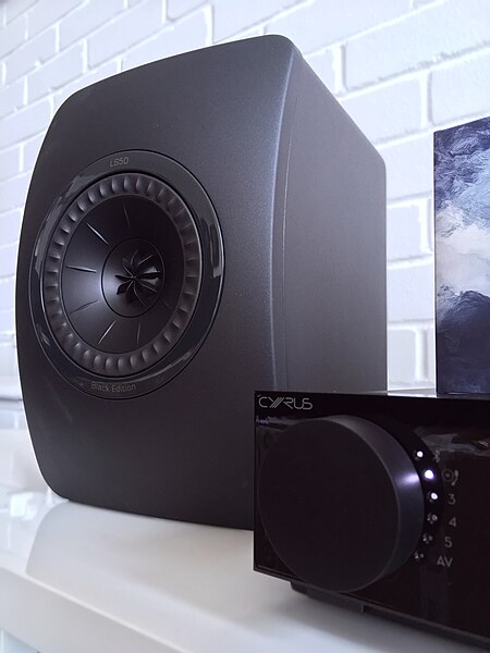 File:Cyrus One amplifier and KEF KS50 loudspeakers (29799329708).jpg