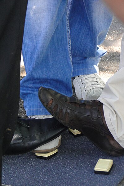 File:Feet of Men Playing Illegal Gambling Game in Public Park - Geneva - Switzerland.jpg