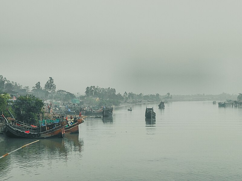 File:Fishing boats 5.jpg