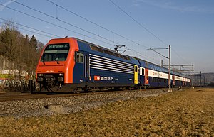 Re 450 mit dazugehörendem Zug