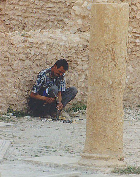 File:Stonecutter in Tunisia.jpg