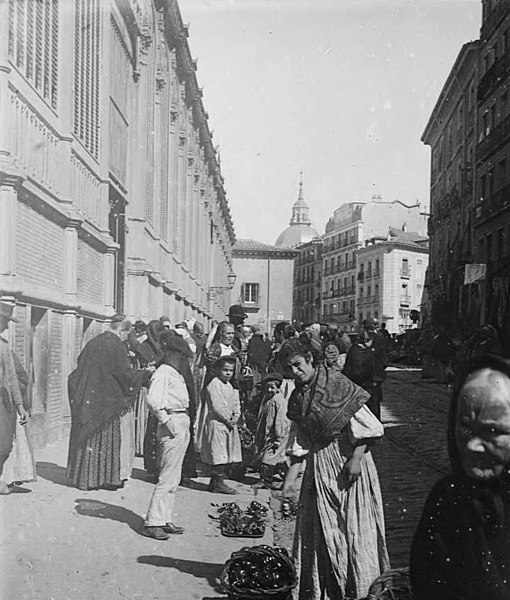 File:Vendedoras callejeras junto al mercado de La Cebada, en la calle de Toledo.jpg