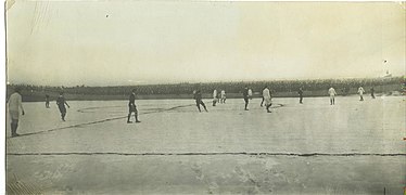 1911 ausgetragenes Länderspiel Schweiz Ungarn in der Radrennbahn Zürich.jpg