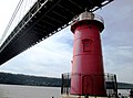 Faru de Jeffrey's Hook, embaxu la puente George Washington. Esta ponte, que coneuta Washington Heights, en Manhattan, con Fort Lee (Nueva Jersey), ye la ponte con más tráficu de vehículos del mundu[1][2].