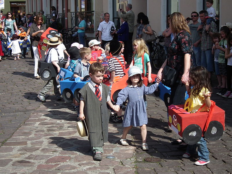 File:Anne-Frank-Kindergarten Sommertagszug 2011 Ladenburg.JPG