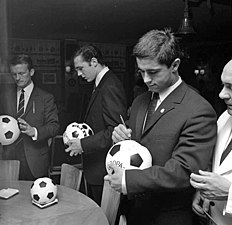Sepp Maier, Franz Beckenbauer og Gerd Müller hjálptu Bayern Munich at vinna UEFA Champions League tríggjar ferðir á rað í 1974, 1975 og 1976 umframt fleiri onnur steyp.
