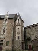 Photographie extérieure de la tour d'escalier.