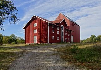 Magasin med nutida tillbyggnad