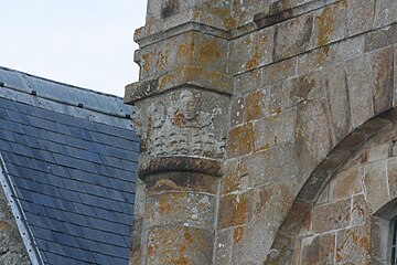 Les pierres tapissées de lichen orange présentent une variété de teintes du gris au brun rouille selon le degré d'altération de la granodiorite de Chausey.