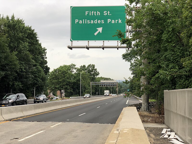 File:2020-07-24 07 28 15 View south along U.S. Route 1 and U.S. Route 9 and west along U.S. Route 46 at the exit for Fifth Street (Palisades Park) in Palisades Park, Bergen County, New Jersey.jpg