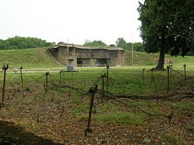 Entrée de l'ouvrage et barbelés.