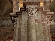 Een van de pijlers van de narthex met zijn 4 samengestelde zuilen. Het kapiteel beeldt uit Samson velt de leeuw.