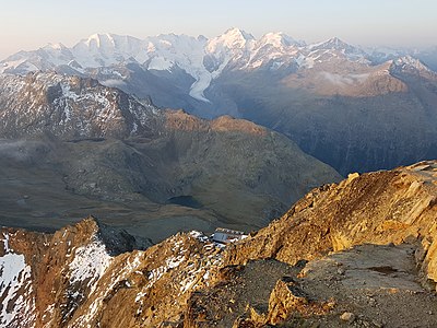 Pohled z Piz Languard na skupinu Bernina pod chatou Georgyshütte