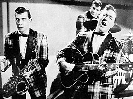 Bill Haley & His Comets, ок. 1955 г. Слева направо: Джои Д'Амброзио, Дик Ричардс в заднем ряду, Билл Хейли