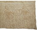 Abbildung zweier Trompeter mit deutlich sichtbarem Text (V&A-Quilt)