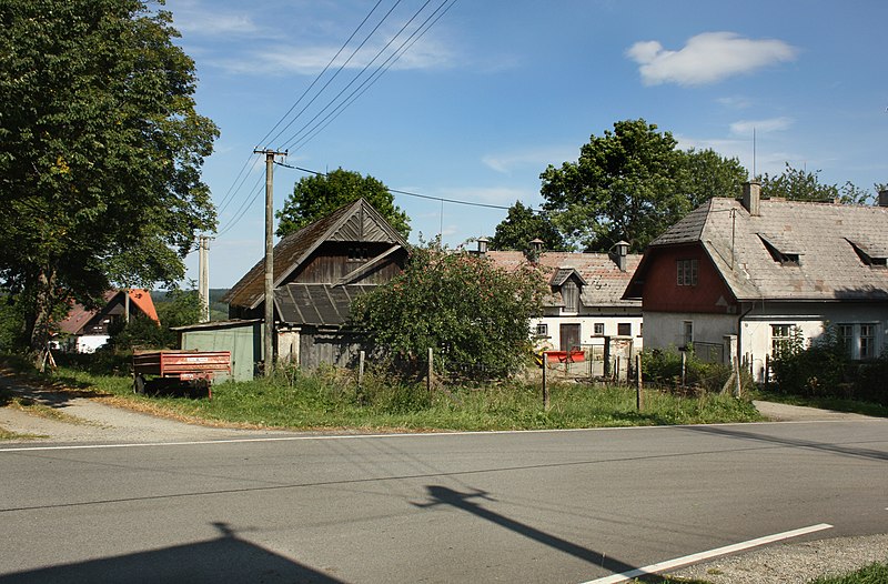 File:Lipka, old farm.jpg