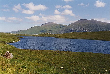 Cranstacke (rechts) und Beinn Spionnaidh (links) vom Loch Tarbhaidh