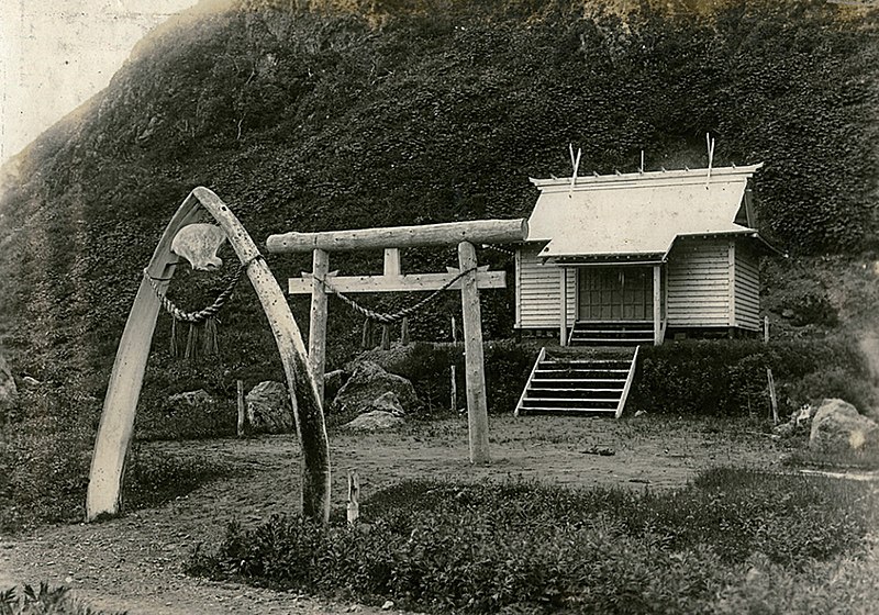 File:Shikotan Shrine.JPG