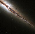 Spiralgalaksen NGC 4013 fra kanten. NGC 4013 er 55 millioner lysår væk.[7]