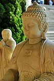 Свастика на статуї Будди.