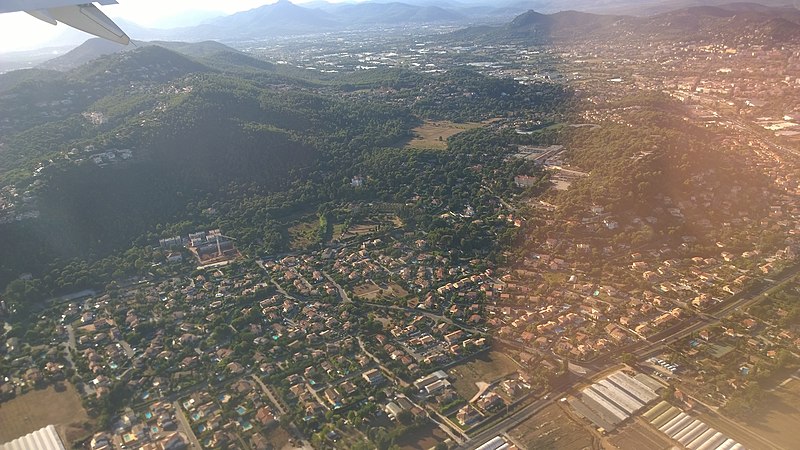 File:Hyères vu d'avion - panoramio.jpg