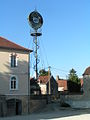 Mairie-lavoir et éolienne d'Arthonnay