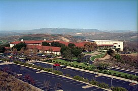 Vue de la bibliothèque présidentielle Ronald-Reagan depuis le sud.