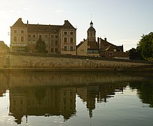 Ika-14 nga siglo nga Saint-Martin Church ug Saône River