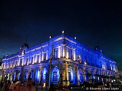 El palacio de noche.