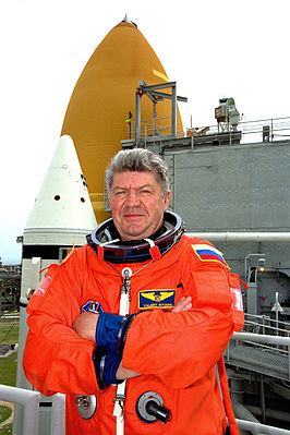 Valeri Rjoemin in 1998, met op de achtergrond de Space Shuttle