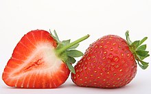 Une fraise entière et une fraise en coupe
