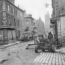 Chars et canon britanniques pendant la bataille de Caen en juillet 1944