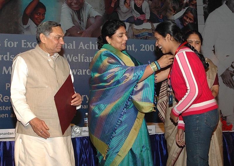 File:The Minister of State (Independent Charge) for Women & Child Development, Smt. Renuka Chowdhury presenting the National Child Awards for exceptional achievements to one of the awardees, in New Delhi on November 14, 2007.jpg