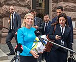 Magdalena Andersson överlämnar regeringens budgetproposition för 2021 till riksdagen den 21 september 2020. Den sedvanliga budgetpromenaden uteblev på grund av den rådande coronapandemin.