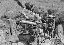 Soldats australiens inspectant des mitrailleuses allemandes capturées, le 16 août 1916.