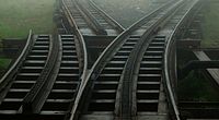 Schiebebühne mit gebogenen Gleis­abschnitten anstelle einer Weiche bei der ältesten Zahnrad-Bergbahn, der Mount Washington Cog Railway.