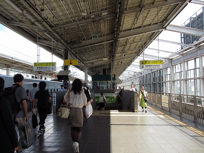 File:JR Okayama Station platform - panoramio (34).jpg