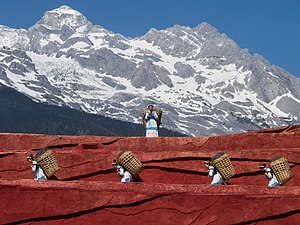 Наси халкъны тиширыулары четенлени элтедиле. Юйлунсюэшань тауну этегинде театрал кёргюзтюу