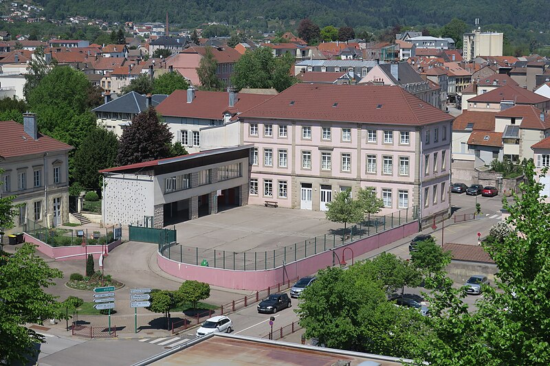 File:Remiremont - école primaire Jules-Ferry vue depuis le calvaire - 2022-05-11.jpg